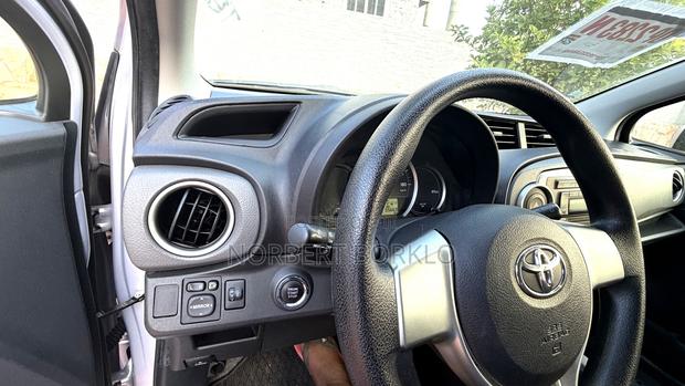 Toyota Vitz 1.0 FWD 5dr 2013 Gray