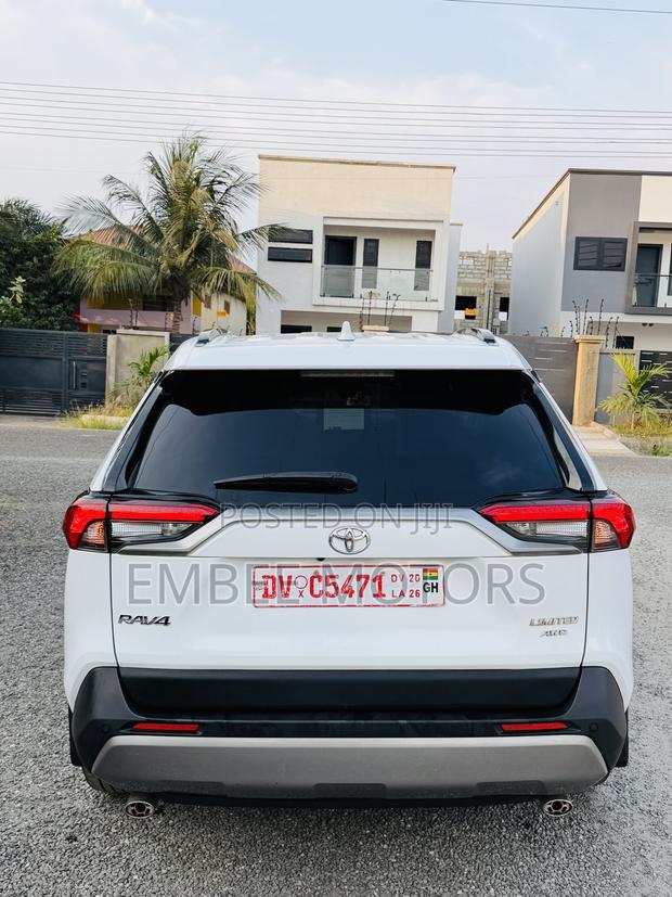 Toyota RAV4 XLE 2025 White