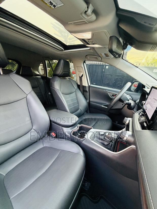 Toyota RAV4 XLE 2025 White