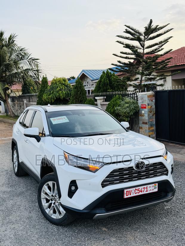 Toyota RAV4 XLE 2025 White