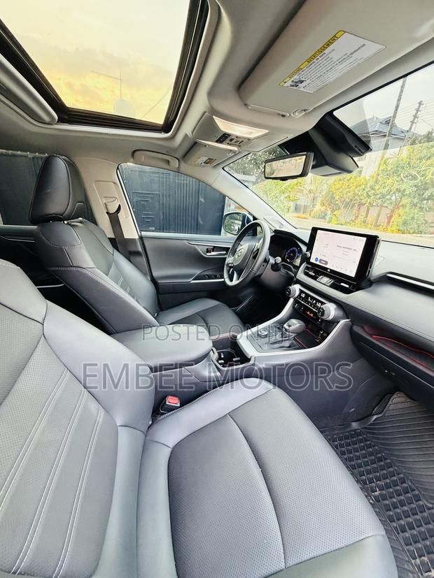 Toyota RAV4 XLE 2025 White