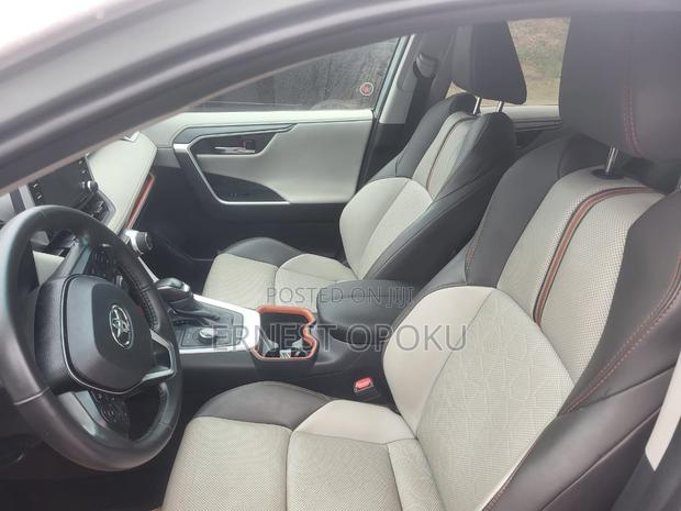 Toyota RAV4 XLE 2021 Gray