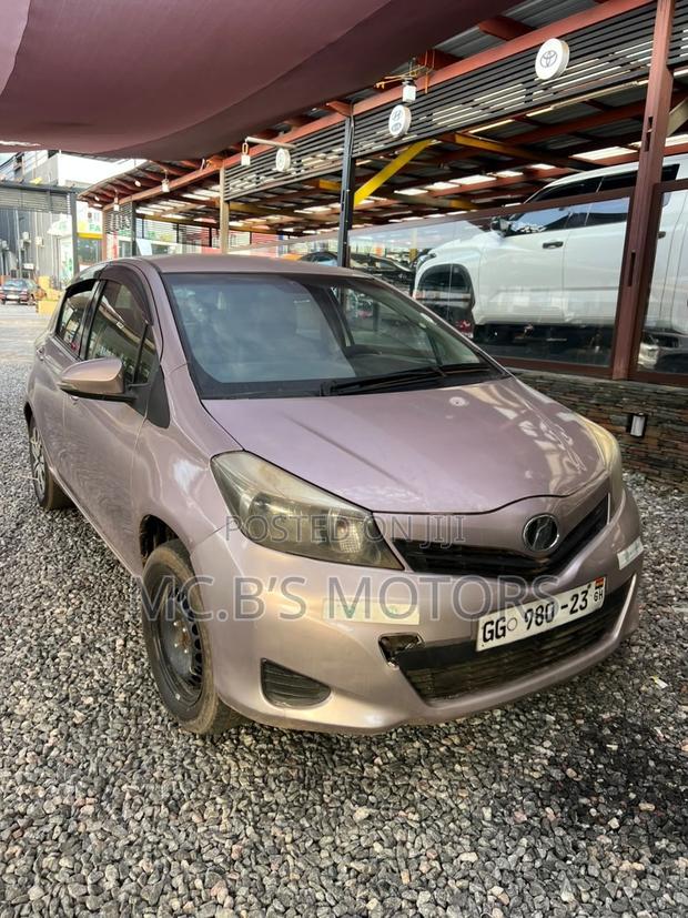 Toyota Vitz 2013 Silver