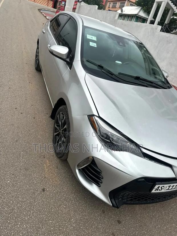 Toyota Corolla XLE 4dr Sedan (1.8L 4cyl CVT) 2017 Silver