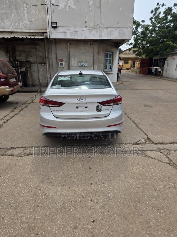 Hyundai Elantra Limited Sedan FWD (2.0L 4cyl 6A) 2017 Off white