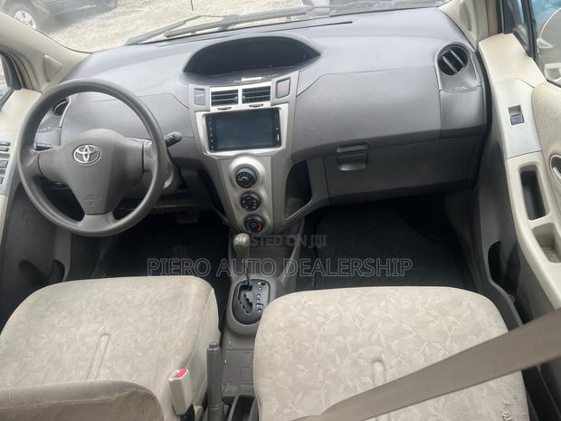 Toyota Vitz 2010 White