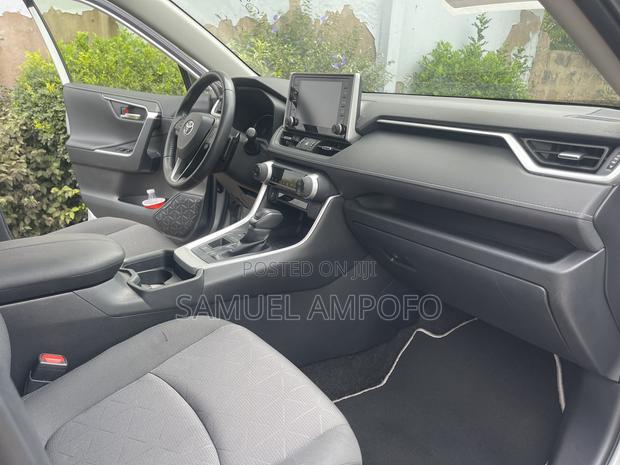 Toyota RAV4 XLE AWD 2019 Silver