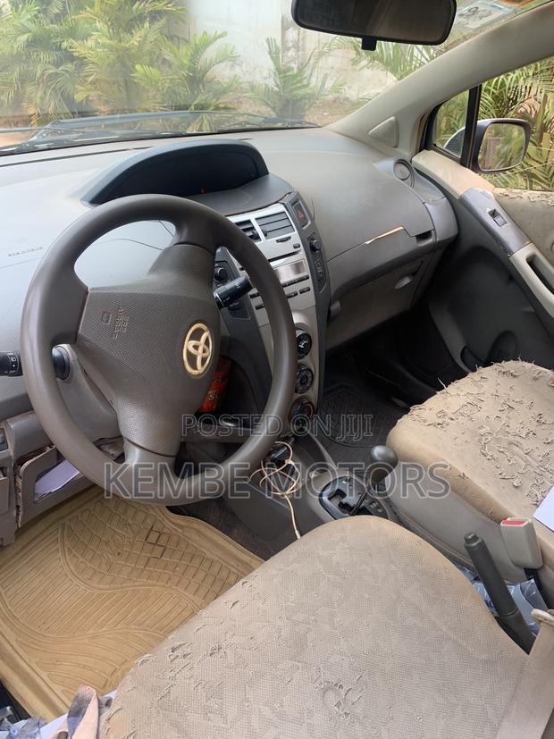 Toyota Vitz 2010 Silver