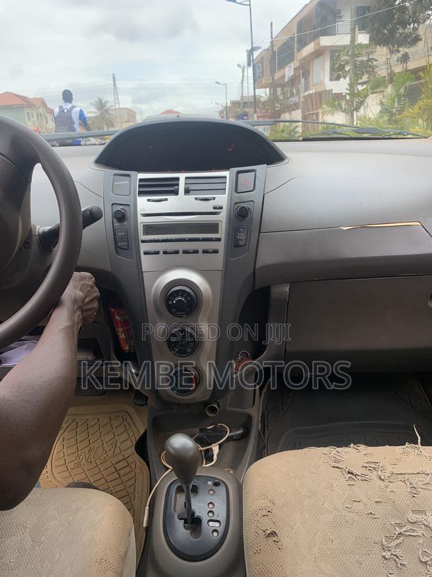 Toyota Vitz 2010 Silver