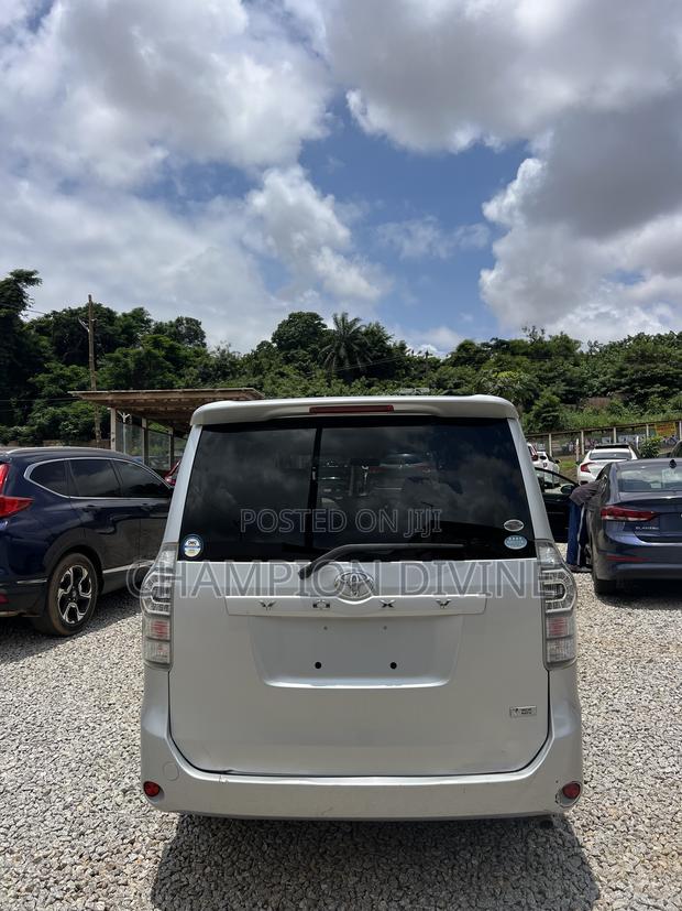 Toyota Voxy 2011 Silver