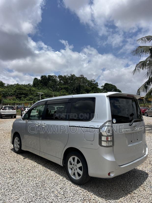 Toyota Voxy 2011 Silver