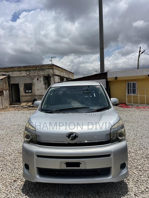 Toyota Voxy 2011 Silver