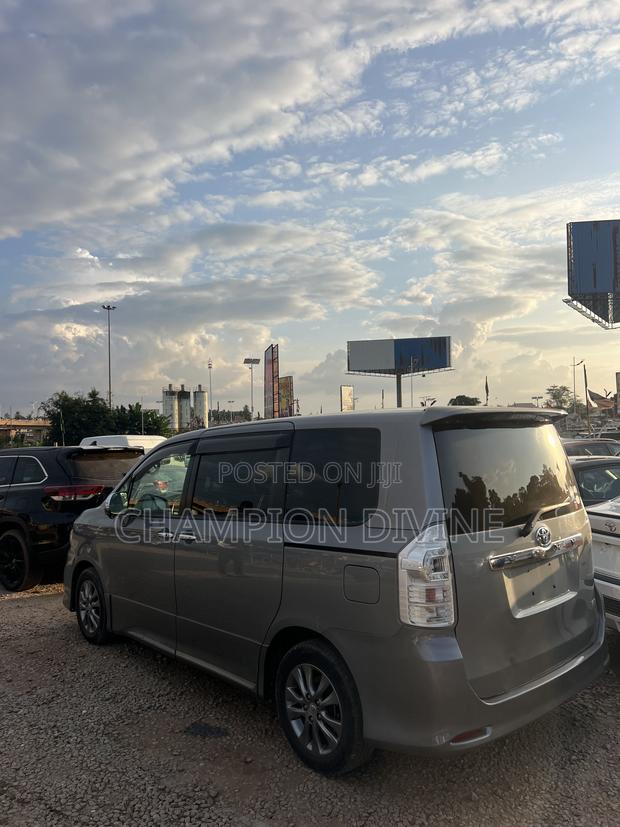 Toyota Voxy 2013
