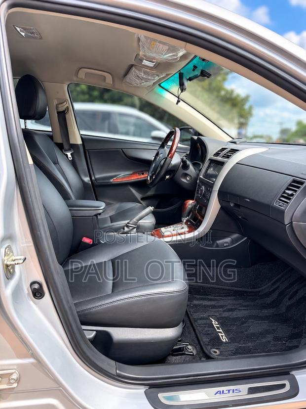 Toyota Corolla LE Special Edition 4dr Sedan (1.8L 4cyl 4A) 2013 Silver