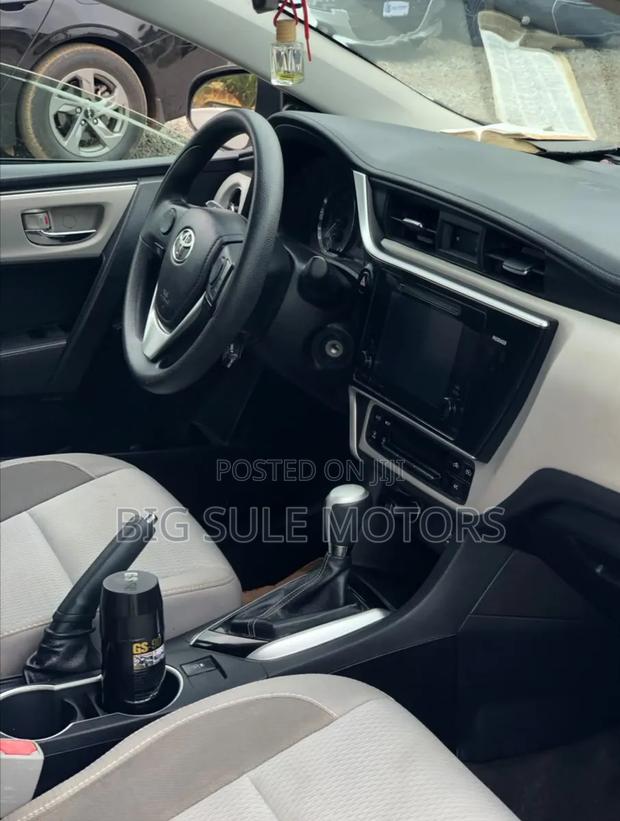 Toyota Corolla LE 4dr Sedan (1.8L 4cyl CVT) 2017 White