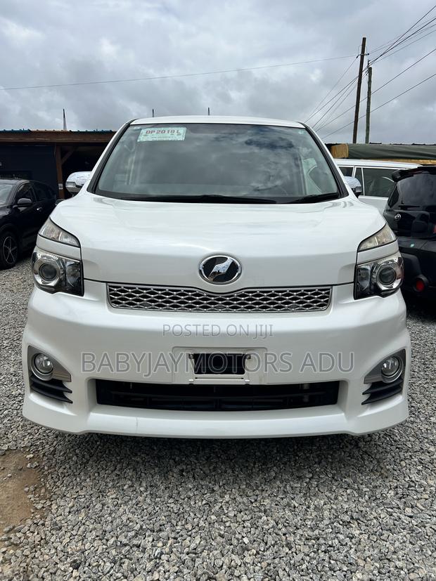 Toyota Voxy V 2WD 8-Seater 2011 White