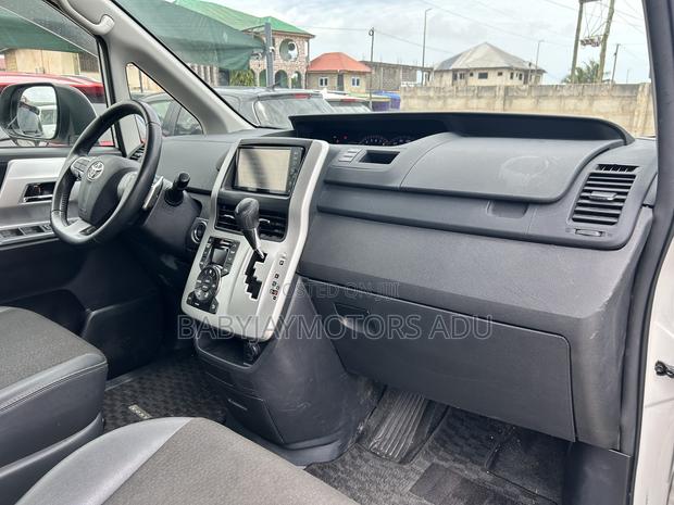 Toyota Voxy V 2WD 8-Seater 2011 White