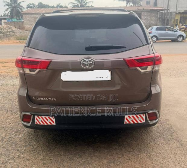 Toyota Highlander LE 4x4 V6 (3.5L 6cyl 8A) 2018 Brown