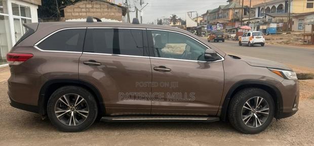 Toyota Highlander LE 4x4 V6 (3.5L 6cyl 8A) 2018 Brown