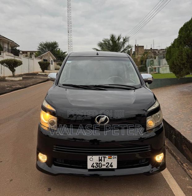 Toyota Voxy 2014 Black