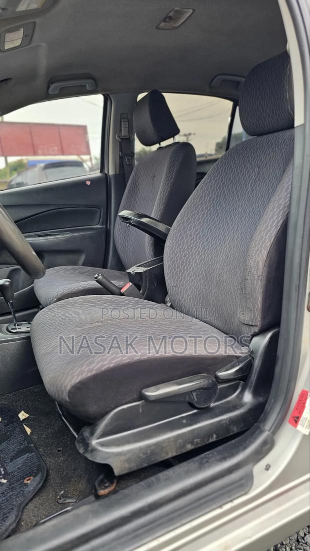 Toyota Yaris Base Sedan 4dr 2010 Silver