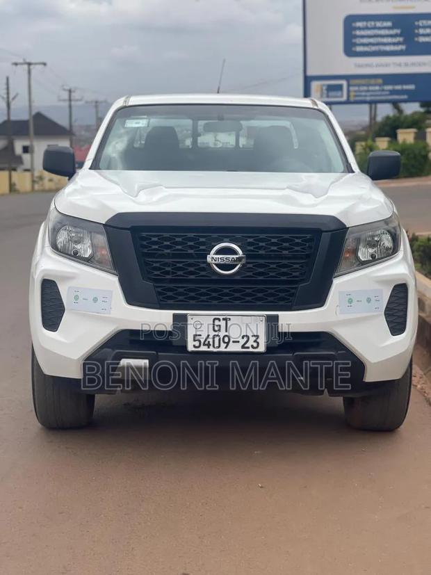 Nissan Navara 2022 White