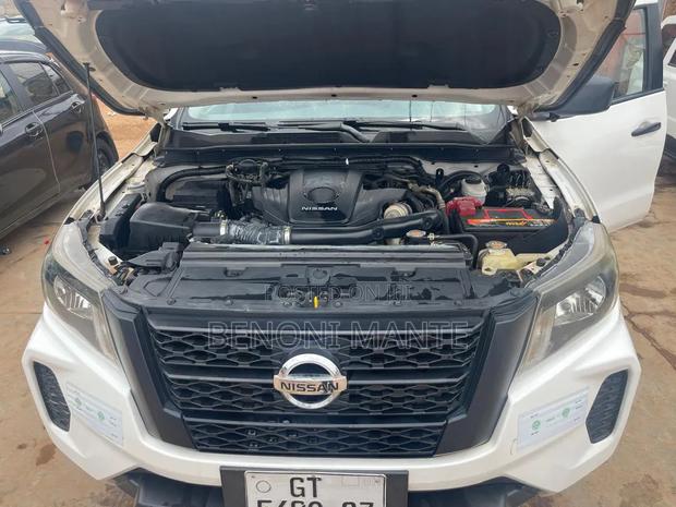 Nissan Navara 2022 White