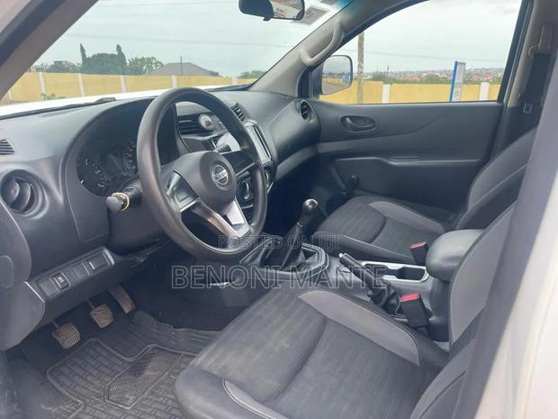 Nissan Navara 2022 White