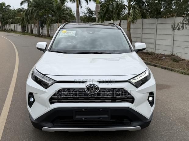 Toyota RAV4 XLE FWD 2024 White