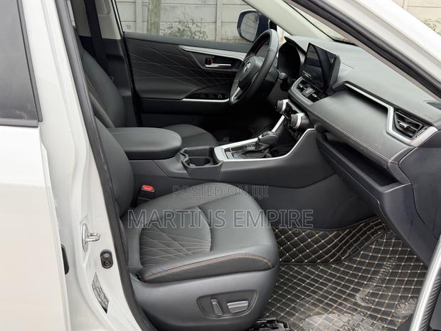 Toyota RAV4 XLE FWD 2024 White