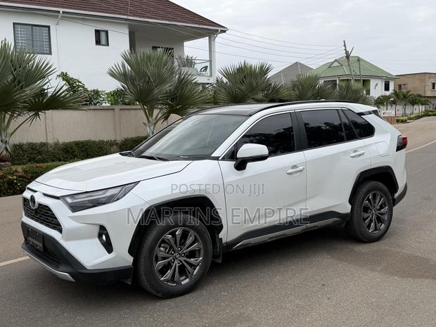 Toyota RAV4 XLE FWD 2024 White
