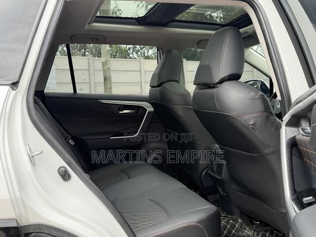 Toyota RAV4 XLE FWD 2024 White