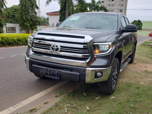 Toyota Tundra Limited 5.7L V8 4x2 Double Cab 6.6 ft. box 145.7 in. WB Gray