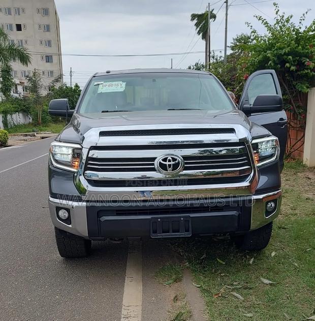Toyota Tundra Limited 5.7L V8 4x2 Double Cab 6.6 ft. box 145.7 in. WB Gray