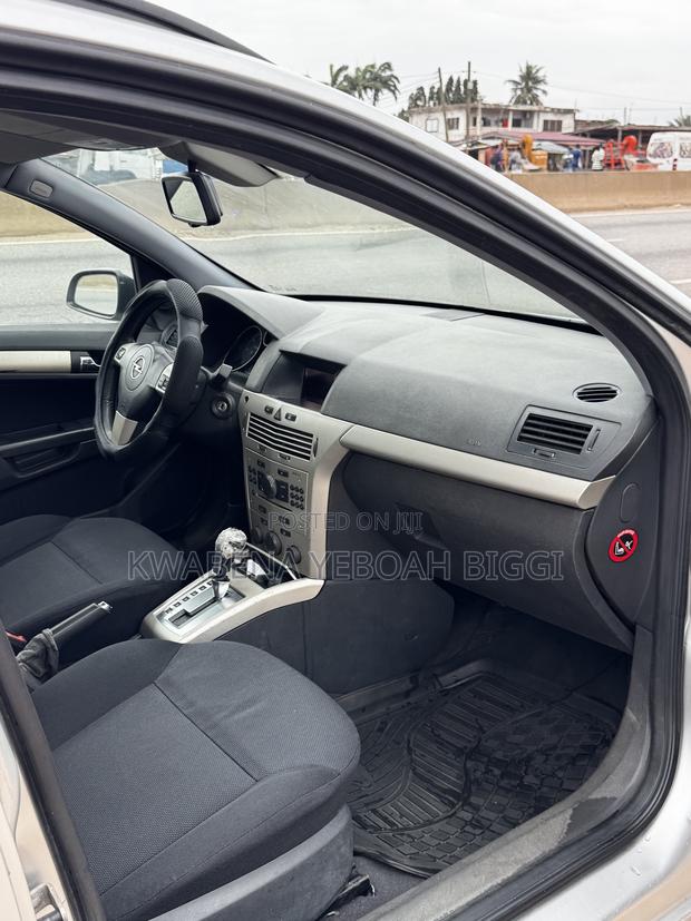 Opel Astra 1.9 CDTi Enjoy 2010 Silver