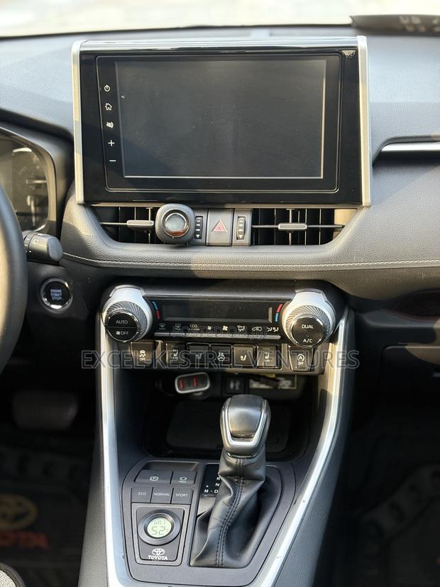 Toyota RAV4 XLE Premium FWD 2020 Pearl