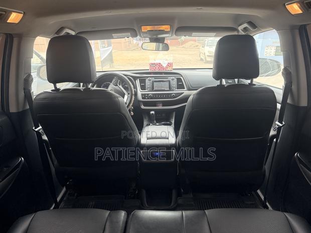 Toyota Highlander LE 4x4 V6 (3.5L 6cyl 8A) 2018 Brown
