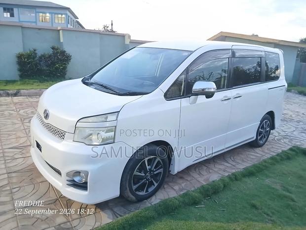 Toyota Voxy X 2WD 8-Seater 2012 White