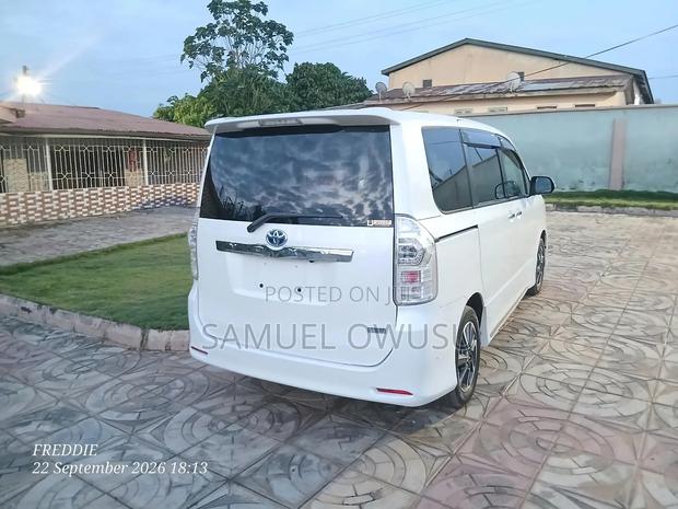 Toyota Voxy X 2WD 8-Seater 2012 White