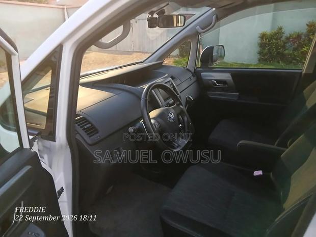 Toyota Voxy X 2WD 8-Seater 2012 White