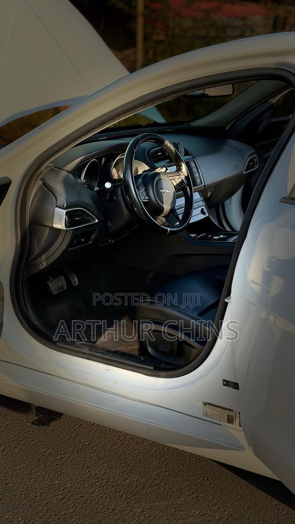 Jaguar XE 25t Premium RWD 2017 White