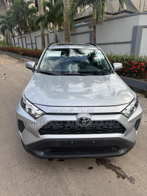 Toyota RAV4 XLE Premium 2025 Silver