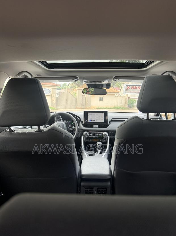 Toyota RAV4 XLE Premium 2025 Silver