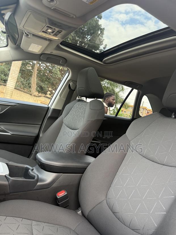 Toyota RAV4 XLE Premium 2025 Silver