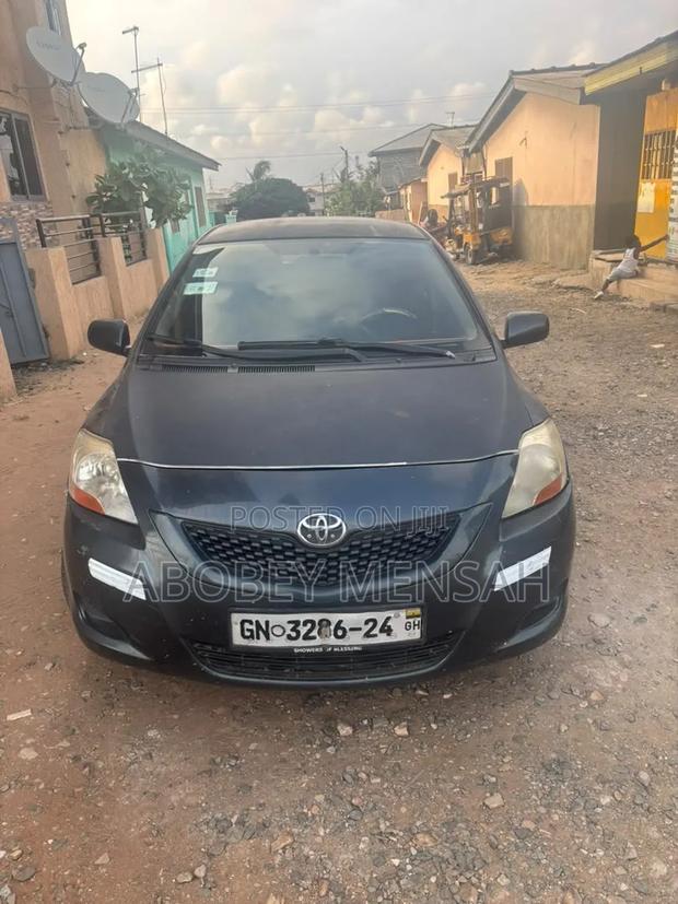 Toyota Yaris Base Sedan 4dr 2011 Gray