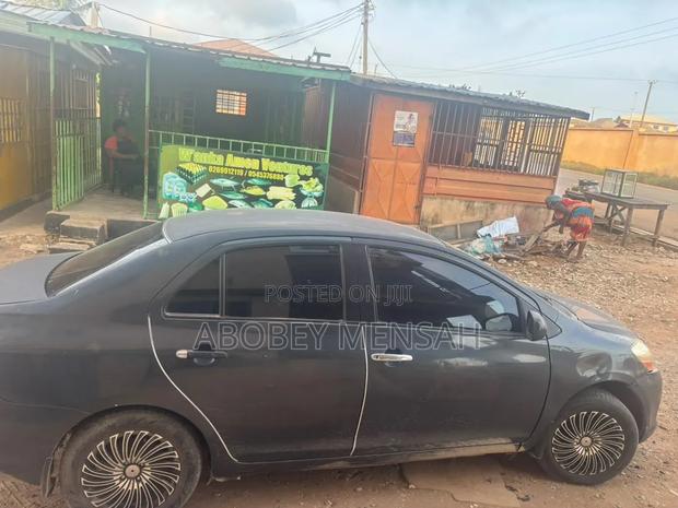 Toyota Yaris Base Sedan 4dr 2011 Gray