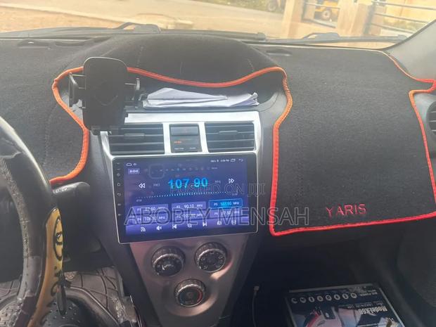 Toyota Yaris Base Sedan 4dr 2011 Gray