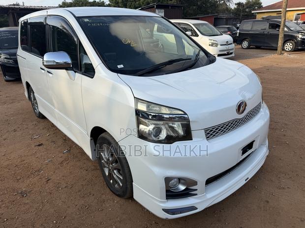 Toyota Voxy X L Edition 2WD 8-Seater 2011 White