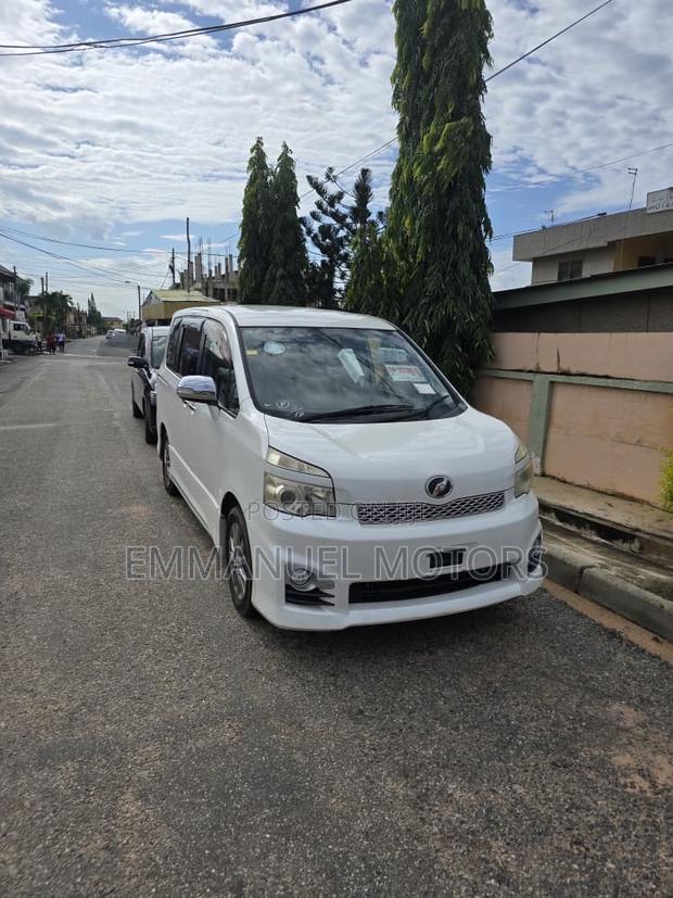 Toyota Voxy 2013 White