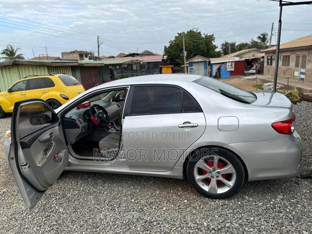 Toyota Corolla LE 4dr Sedan (1.8L 4cyl 4A) 2013 Silver